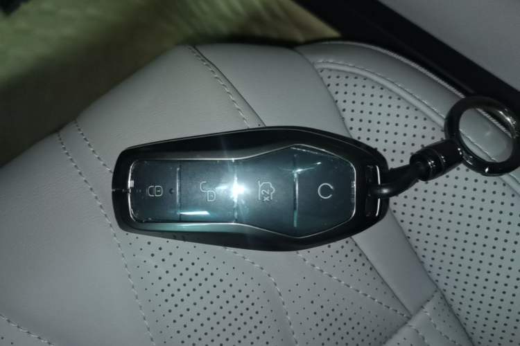 Used BYD Tang New Energy 2024 DM-i Glory Edition 112KM Prestige Model Vehicle Key