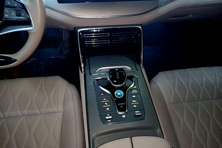 Used BYD Tang New Energy 2024 DM-i Glory Edition 112KM Prestige Model Gear Lever