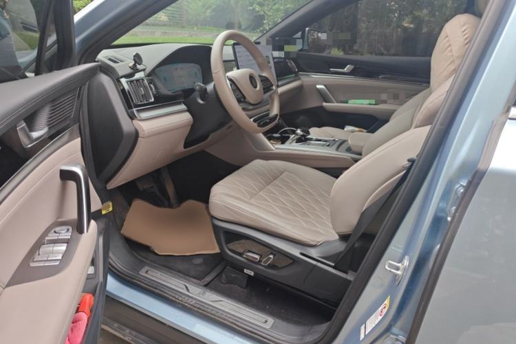 Used BYD Tang New Energy 2024 DM-i Glory Edition 112KM Prestige Model Interior 3