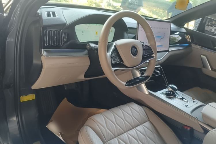 Used BYD Tang New Energy 2024 DM-i Glory Edition 112KM Prestige Model Center Console