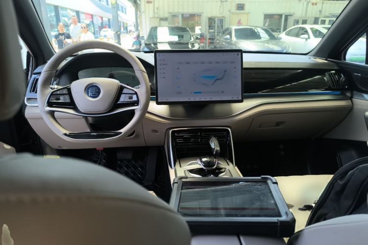 Used BYD Tang New Energy 2024 DM-i Glory Edition 112KM Flagship Model Center Console