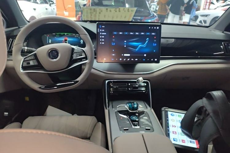 Used BYD Tang New Energy 2024 DM-i Glory Edition 112KM Flagship Model Center Console