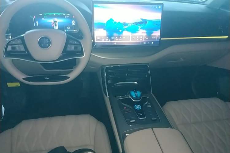 Used BYD Tang New Energy 2024 DM-i Glory Edition 112KM Prestige Model Center Console