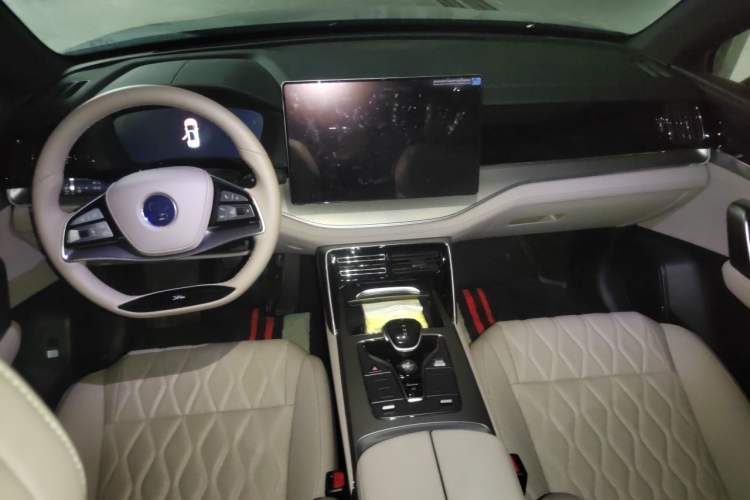 Used BYD Tang New Energy 2024 DM-i Glory Edition 112KM Prestige Model Center Console