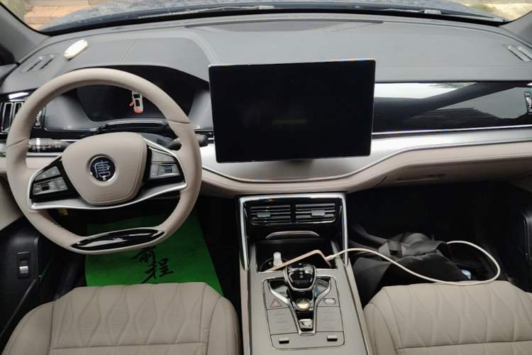 Used BYD Tang New Energy 2024 DM-i Glory Edition 112KM Prestige Model Center Console