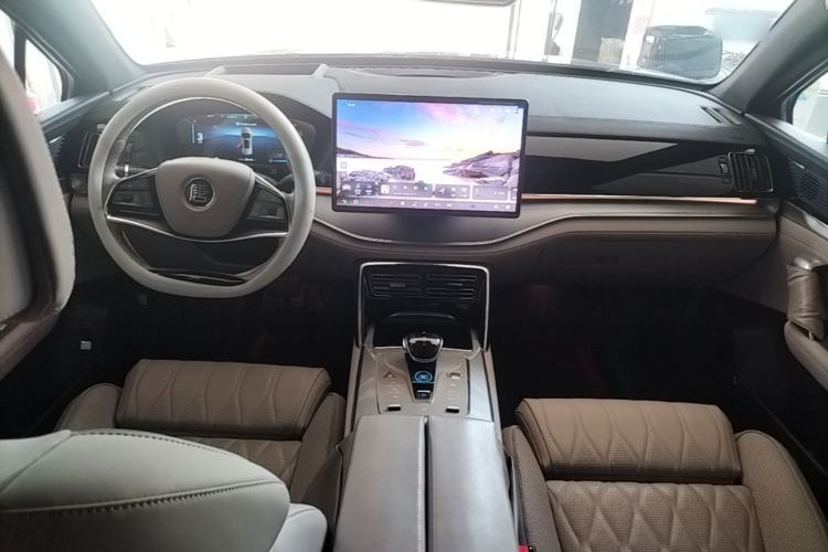 Used BYD Tang New Energy 2024 DM-i Glory Edition 200KM Flagship Model Center Console