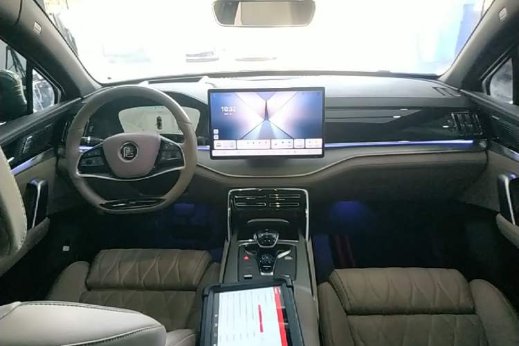 Used BYD Tang New Energy 2024 DM-i Glory Edition 112KM Flagship Model Center Console
