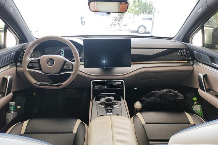 Used BYD Tang New Energy 2024 DM-i Glory Edition 112KM Prestige Model Center Console