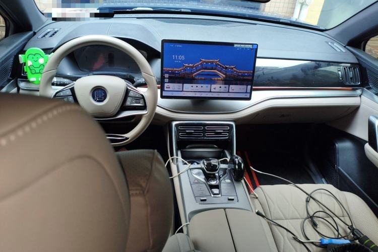 Used BYD Tang New Energy 2024 DM-i Glory Edition 112KM Prestige Model Center Console