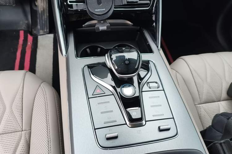 Used BYD Tang New Energy 2024 DM-i Glory Edition 112KM Prestige Model Gear Lever