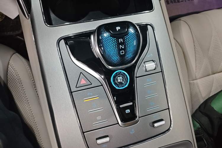Used BYD Tang New Energy 2024 DM-i Glory Edition 112KM Prestige Model Gear Lever