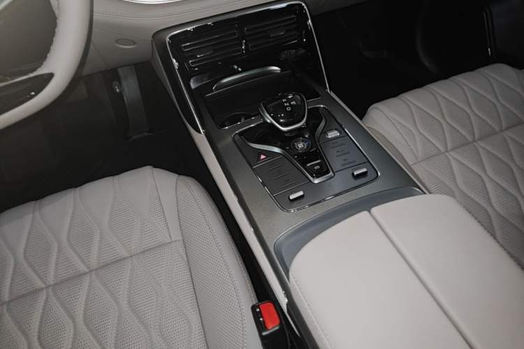 Used BYD Tang New Energy 2024 DM-i Glory Edition 112KM Prestige Model Gear Lever