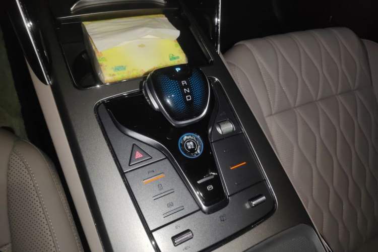 Used BYD Tang New Energy 2024 DM-i Glory Edition 112KM Prestige Model Gear Lever