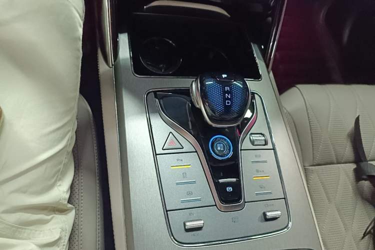 Used BYD Tang New Energy 2024 DM-i Glory Edition 112KM Prestige Model Gear Lever