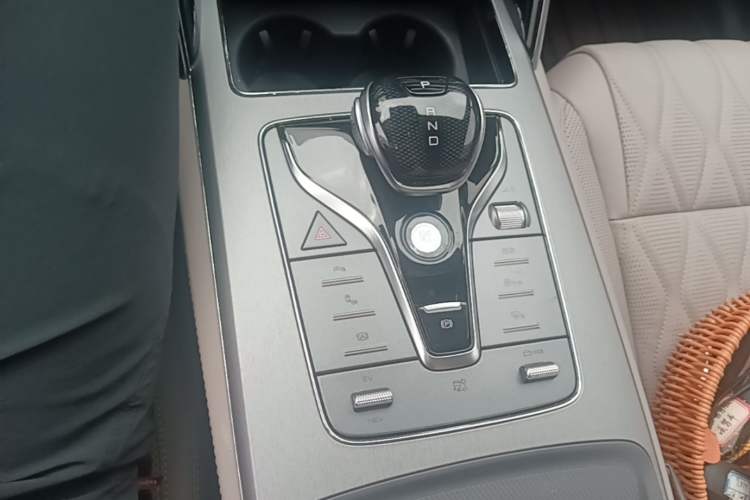 Used BYD Tang New Energy 2024 DM-i Glory Edition 112KM Prestige Model Gear Lever