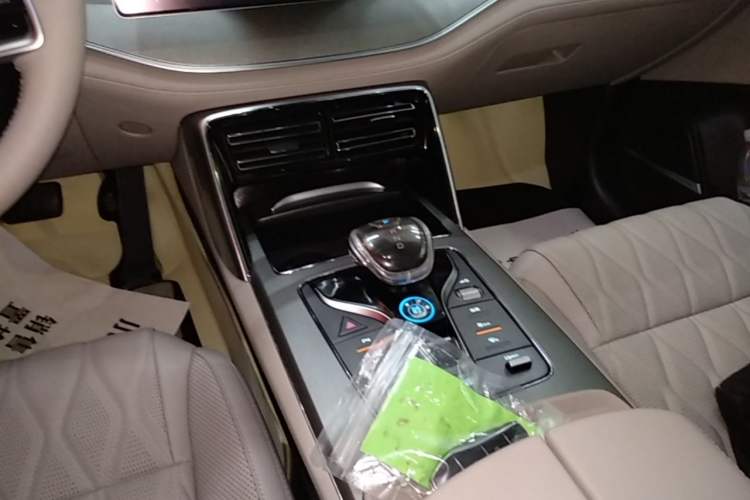 Used BYD Tang New Energy 2024 DM-i Glory Edition 112KM Prestige Model Gear Lever