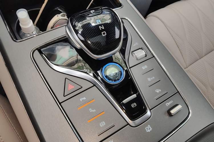 Used BYD Tang New Energy 2024 DM-i Glory Edition 112KM Prestige Model Gear Lever