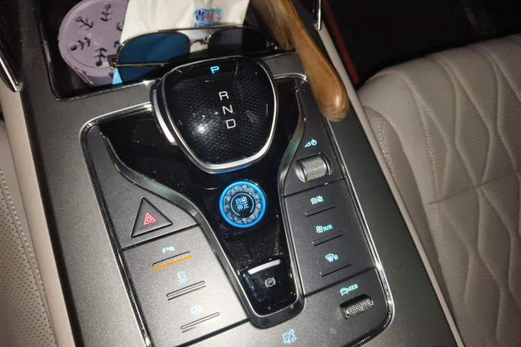 Used BYD Tang New Energy 2024 DM-i Glory Edition 112KM Prestige Model Gear Lever