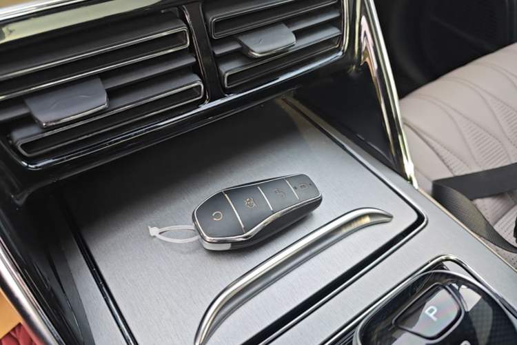 Used BYD Tang New Energy 2024 DM-i Glory Edition 112KM Prestige Model Interior 1
