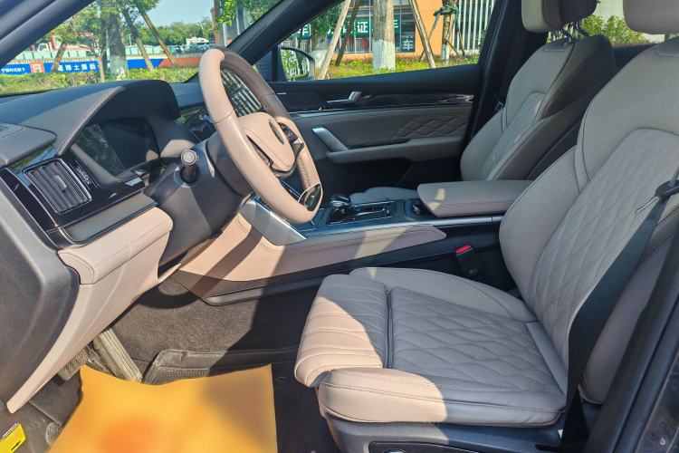 Used BYD Tang New Energy 2024 DM-p Champion Edition 215 km All-Wheel-Drive Flagship Model Interior 1