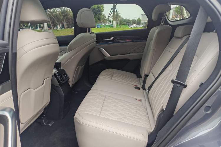Used BYD Tang New Energy 2024 DM-i Glory Edition 112KM Prestige Model Interior 4