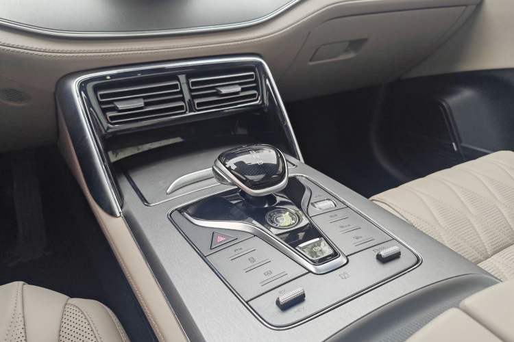 Used BYD Tang New Energy 2024 DM-i Glory Edition 112KM Prestige Model Interior 5