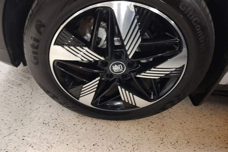 Used BYD Tang New Energy 2024 DM-i Glory Edition 112KM Prestige Model Left Front Wheel Hub