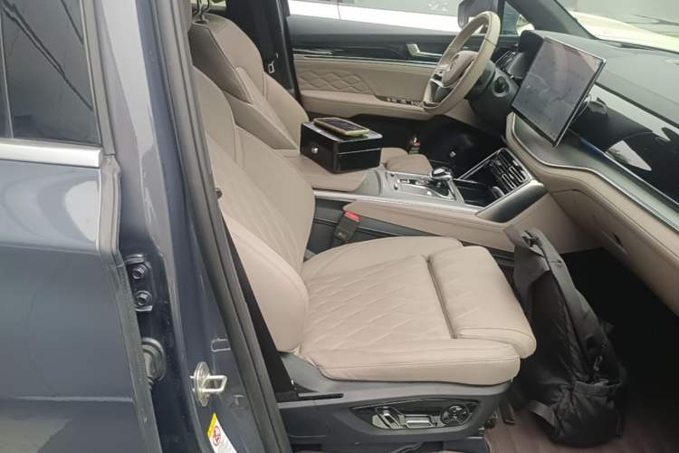 Used BYD Tang New Energy 2024 DM-i Glory Edition 112KM Flagship Model Right Front Seat