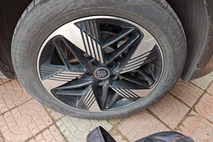 Used BYD Tang New Energy 2024 DM-i Glory Edition 112KM Prestige Model Right Front Wheel Hub