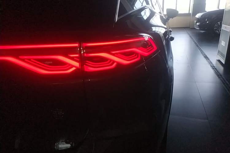 Used BYD Tang New Energy 2024 DM-i Glory Edition 112KM Prestige Model Right Rear Taillight
