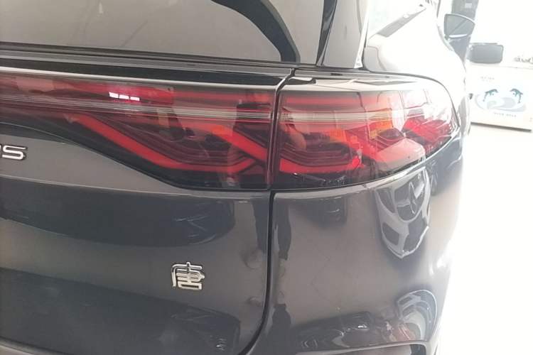 Used BYD Tang New Energy 2024 DM-i Glory Edition 200KM Flagship Model Right Rear Taillight