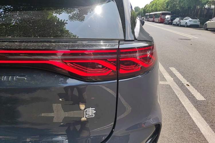 Used BYD Tang New Energy 2024 DM-i Glory Edition 112KM Prestige Model Right Rear Taillight