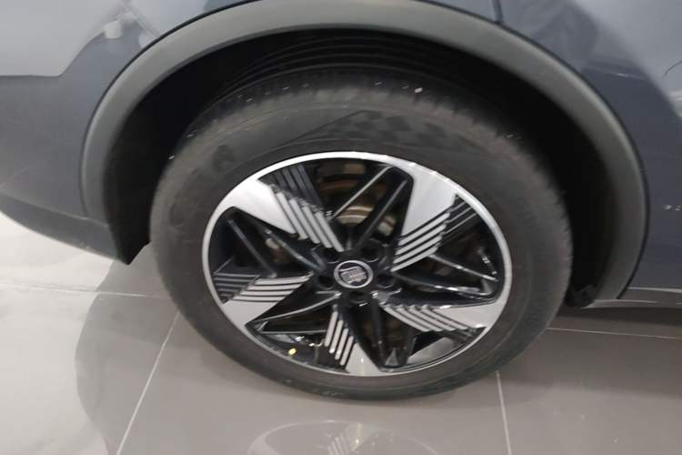 Used BYD Tang New Energy 2024 DM-i Glory Edition 112KM Prestige Model Right Rear Wheel Hub