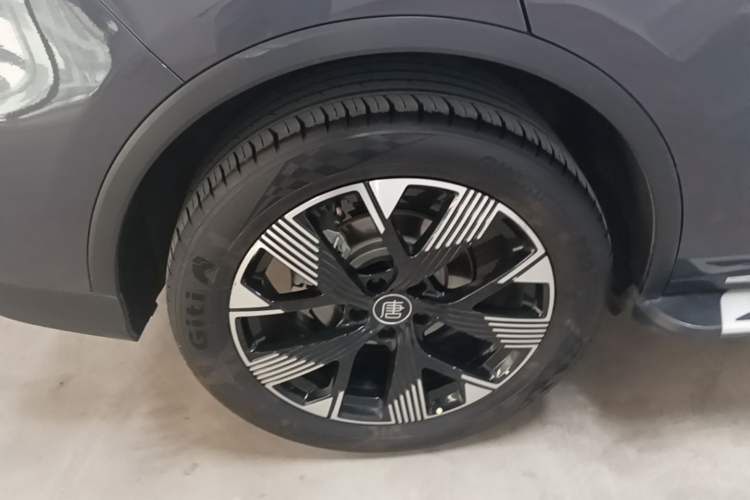 Used BYD Tang New Energy 2024 DM-i Glory Edition 112KM Flagship Model Right Rear Wheel Hub