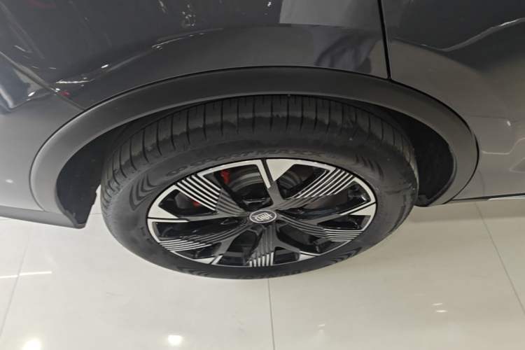 Used BYD Tang New Energy 2024 DM-i Glory Edition 200KM Flagship Model Right Rear Wheel Hub