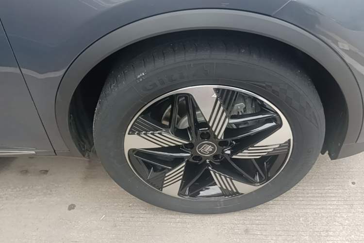 Used BYD Tang New Energy 2024 DM-i Glory Edition 112KM Prestige Model Right Rear Wheel Hub