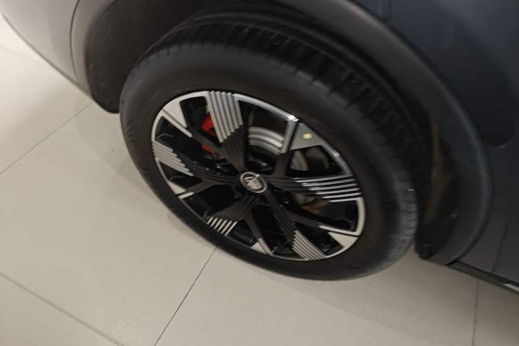 Used BYD Tang New Energy 2024 DM-i Champion Edition 200KM Deluxe Model Right Rear Wheel Hub