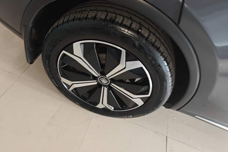 Used BYD Tang New Energy 2024 EV Champion Edition 600KM Deluxe Model Right Rear Wheel Hub