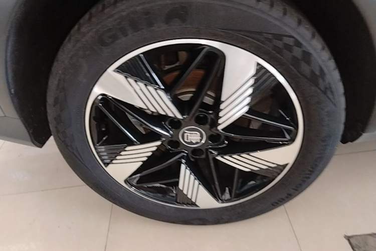 Used BYD Tang New Energy 2024 DM-i Glory Edition 112KM Prestige Model Right Rear Wheel Hub