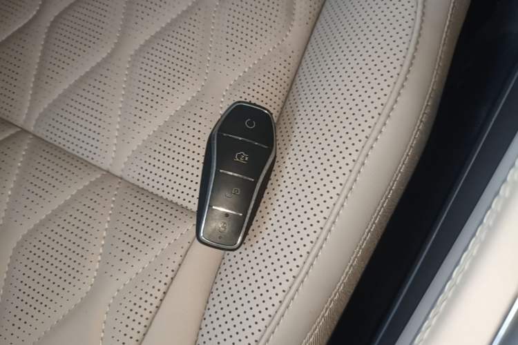 Used BYD Tang New Energy 2024 DM-i Glory Edition 112KM Prestige Model Vehicle Key