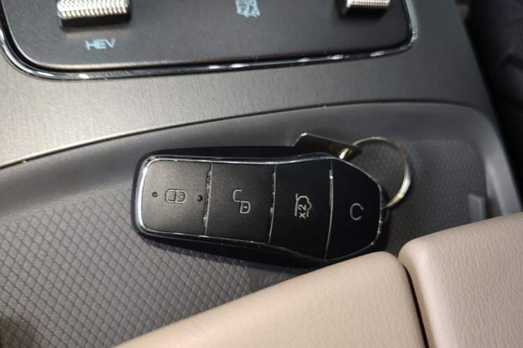 Used BYD Tang New Energy 2024 DM-i Glory Edition 112KM Prestige Model Vehicle Key