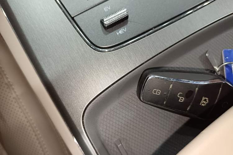 Used BYD Tang New Energy 2024 DM-i Glory Edition 112KM Prestige Model Vehicle Key