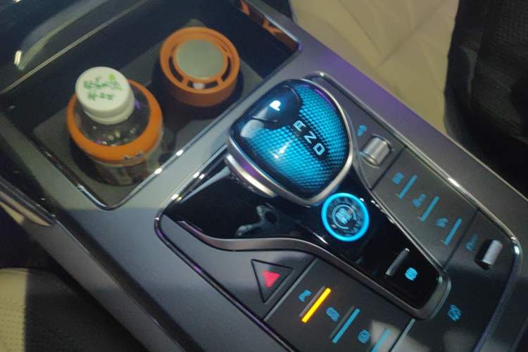 Used BYD Tang New Energy 2024 DM-i Glory Edition 112KM Prestige Model Gear Lever