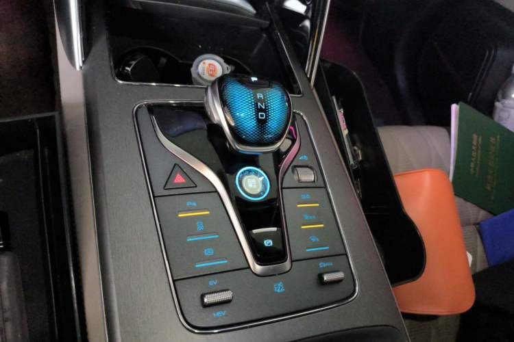 Used BYD Tang New Energy 2024 DM-i Glory Edition 112KM Prestige Model Gear Lever