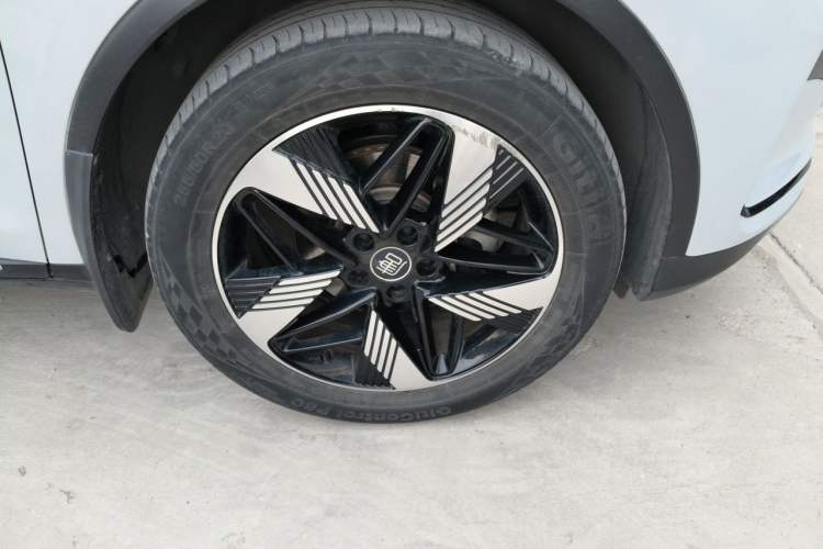 Used BYD Tang New Energy 2024 DM-i Glory Edition 112KM Prestige Model Right Front Wheel Hub
