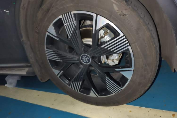 Used BYD Tang New Energy 2024 DM-i Glory Edition 112KM Flagship Model Right Front Wheel Hub