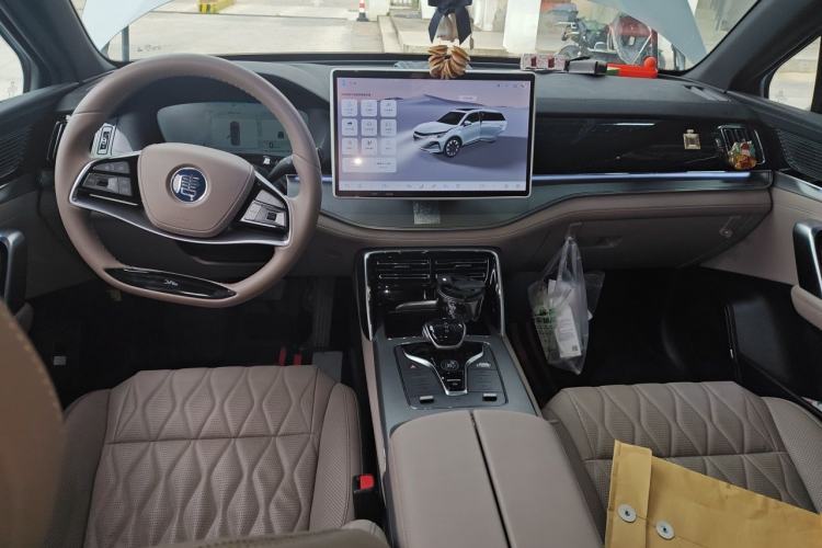 Used BYD Tang New Energy 2024 DM-i Glory Edition 112KM Prestige Model Center Console