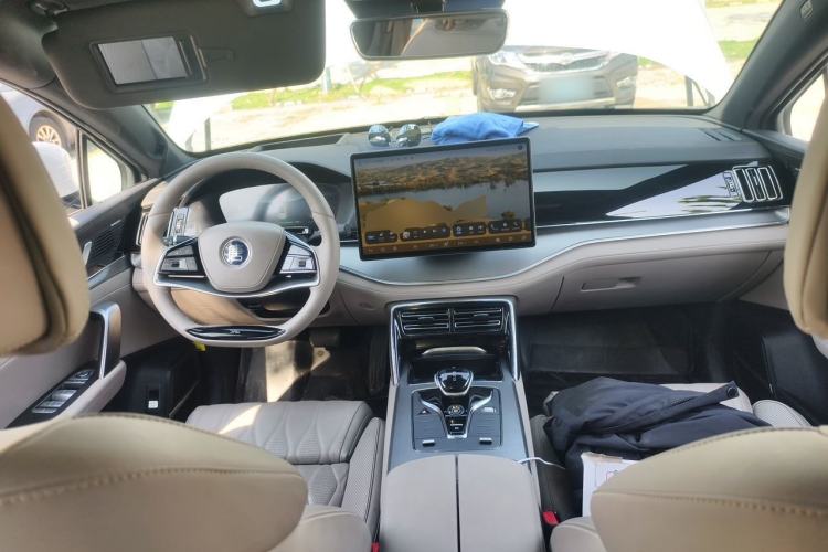 Used BYD Tang New Energy 2024 EV Glory Edition 730KM Premium Model Center Console