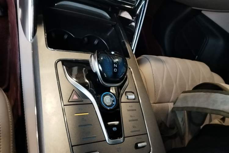 Used BYD Tang New Energy 2024 DM-i Glory Edition 112KM Prestige Model Gear Lever