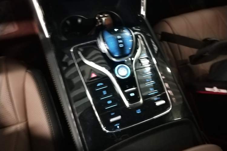 Used BYD Tang New Energy 2024 DM-i Glory Edition 112KM Prestige Model Gear Lever